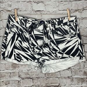 Black and white geometric shorts size 30
